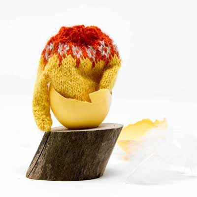 Kreative Osterdekoration mit Minipullovern: Gelber Pullover